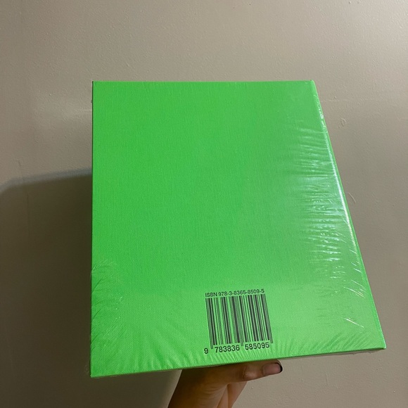 VIRGIL ABLOH “SOMETHINGS OFF” TASCHEN NIKE BOOK - Picture 6 of 10